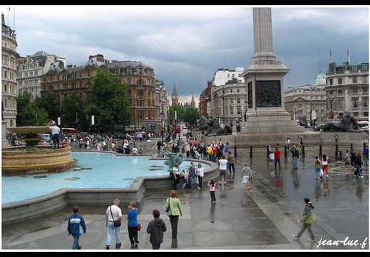 Trafalgar Square , avec au loin Big ben