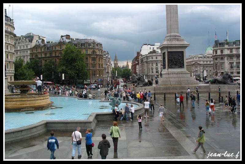 Trafalgar Square , avec au loin Big ben.jpg